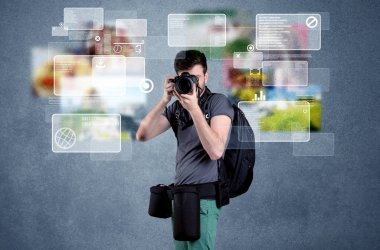 Kameralı yakışıklı fotoğrafçı.