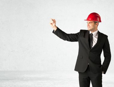 Boşlukta çizim yapan genç mimar