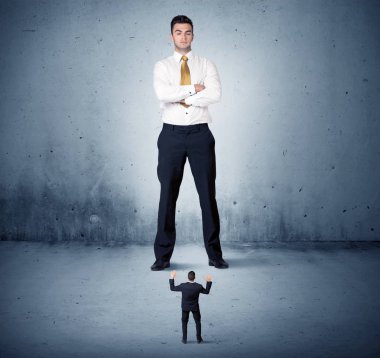 Öfkeli büyük iş adamı küçük adama lokma atıyor.