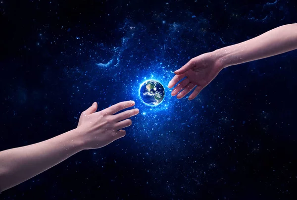 Eller uzayda Dünya 'ya dokunuyor