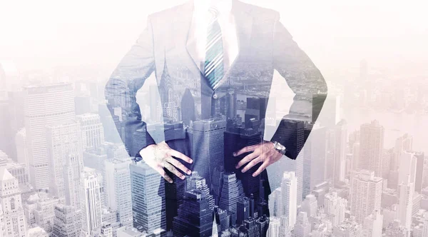 Homem de negócios em pé no telhado com a cidade no fundo — Fotografia de Stock