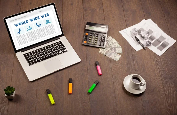 Laptop på trä bord med office suplies — Stockfoto