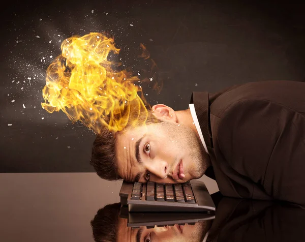 ストレスの多いビジネスマンの頭が燃えてる — ストック写真