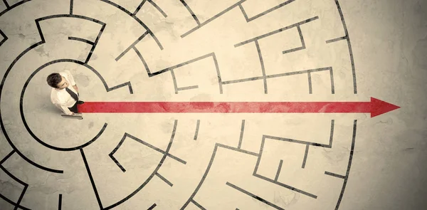 Business person standing in the middle of a circular maze — Stock Photo, Image
