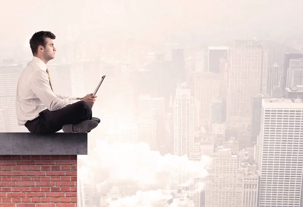 Офісний працівник сидить на даху міста — стокове фото