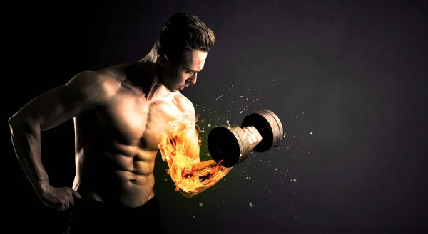 Kulturysta atleta podnoszenie ciężaru z koncepcji ramienia wybuch ognia — Zdjęcie stockowe