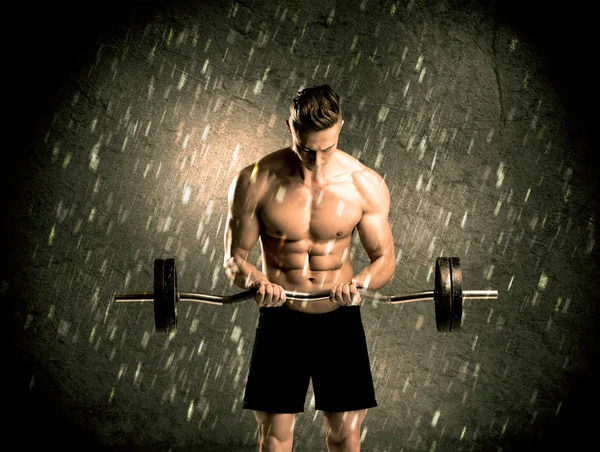 Fitness chlap s hmotností ukazující svaly — Stock fotografie