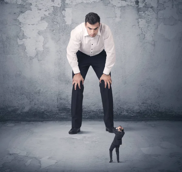 Grande empresa bully olhando para o pequeno colega de trabalho — Fotografia de Stock