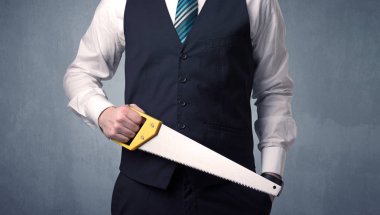 Businesman ayakta elinde aracıyla