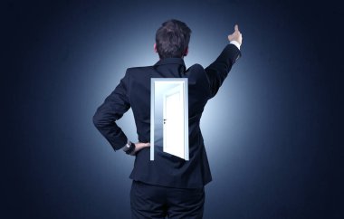 Sırtını kapıya ile ayakta işadamı