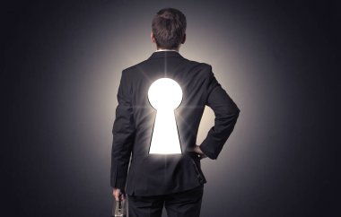 Sırtında siyah anahtar deliği ile ayakta adam