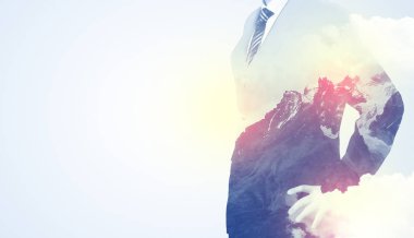 Dağ grafik ile ayakta işadamı