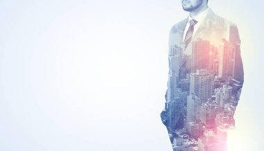 Sırtında siyah anahtar deliği ile ayakta adam