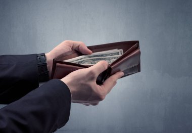 Takım elbise elinde Doları cüzdanından dışarı alır