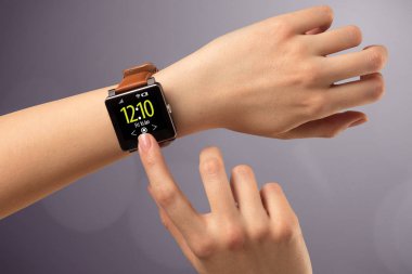 Giyen ve smartwatch basarak el
