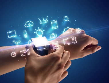 Smartwatch Multimedya sembolleri ile giyen el