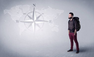 Sırt çantalı genç adam.