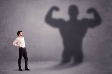 İş adamı kendi seyir güçlü gölge kavramı uygun