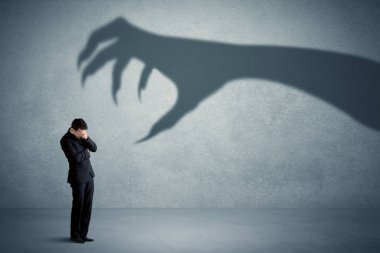 İş kişi büyük canavar pençe gölge kavramı korkuyor