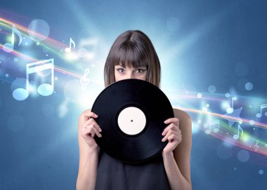 Vinil kaydı tutan kadın