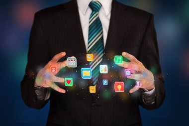 Uygulama simgeleri tutan işadamı 