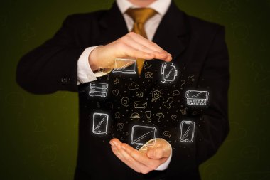 Ağ simgeleri tutan işadamı