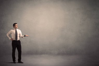 Boş bir duvarın önünde, ayakta işadamı