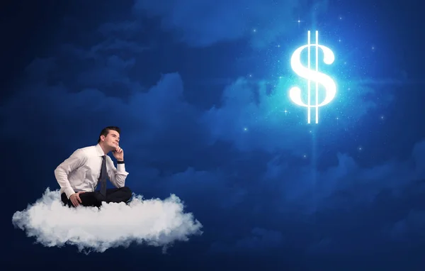 Uomo seduto su una nuvola sognando soldi — Foto Stock
