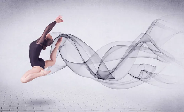 Σύγχρονη χορεύτρια μπαλέτου εκτελεί με αφηρημένη περιστροφή — Φωτογραφία Αρχείου