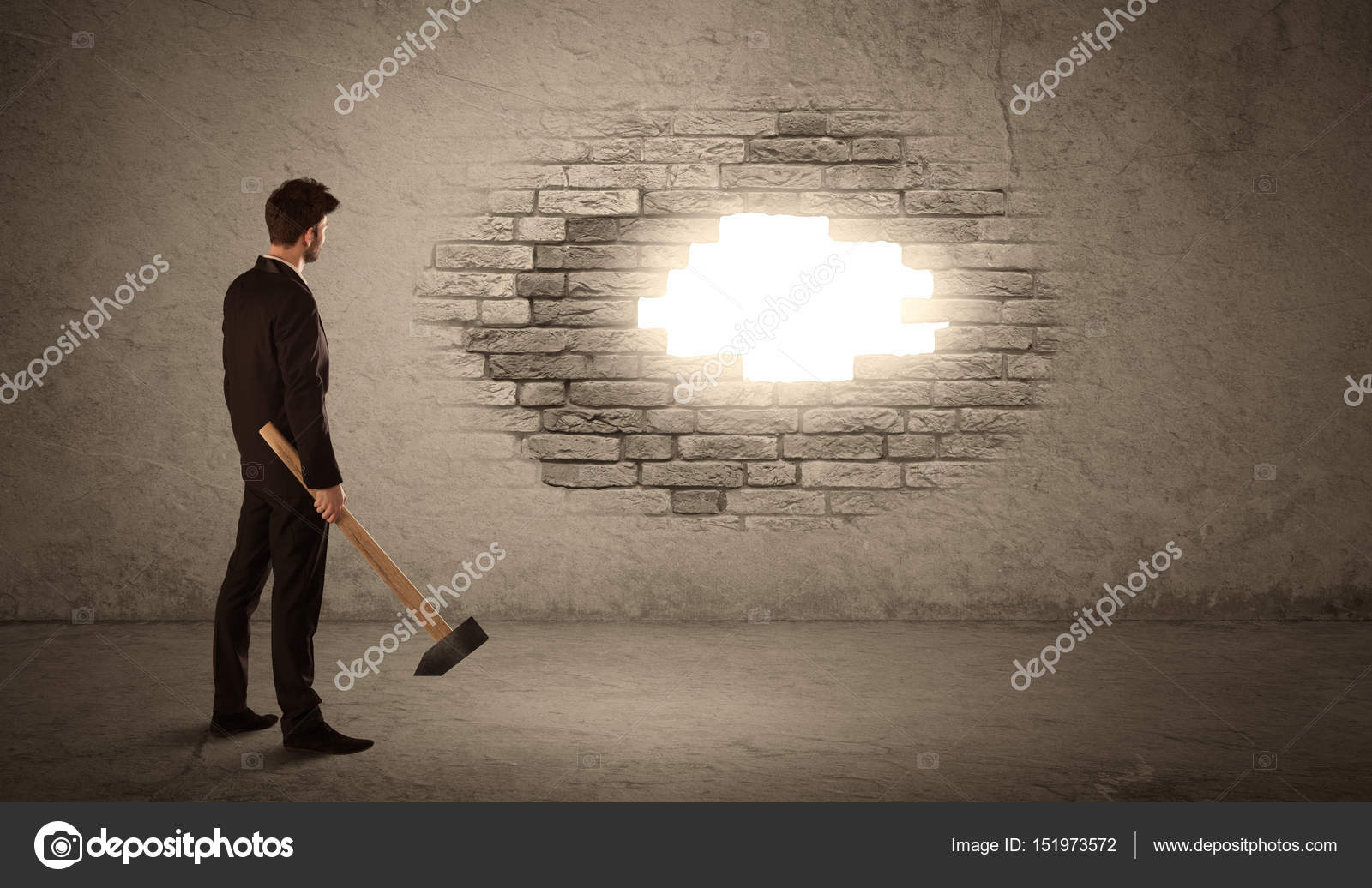 Разбейте стену. Человек ломает стену. Разбивает стену. Человек перед стеной. Человек рушит стену.