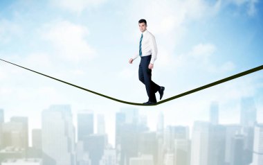 Şehrin yukarısındaki ip üzerinde yürüyen satıcısı