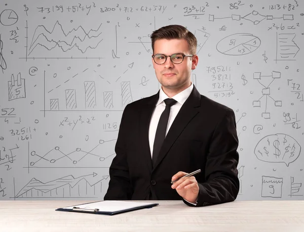 Geschäftsmann sitzt am Schreibtisch — Stockfoto