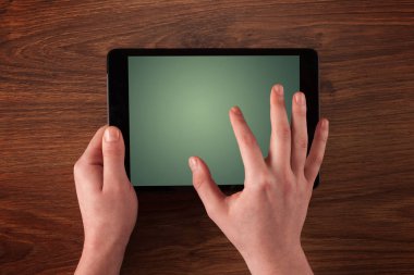 Tablet tutan eller iş