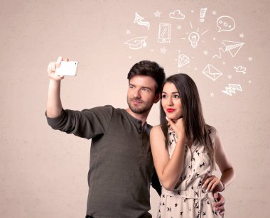 Düşünceleriyle selfie çeken çift.