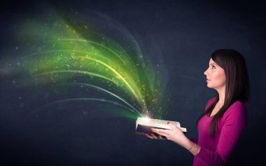 Genç Bayan dalga ile kitap