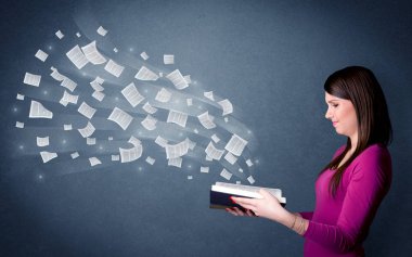 Genç Bayan holding kitap 