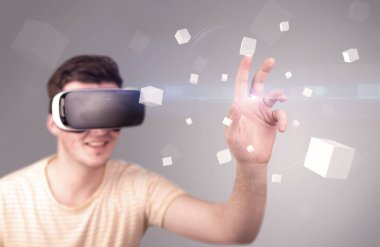 Adam sanal gerçeklik gözlüğü takıyor.