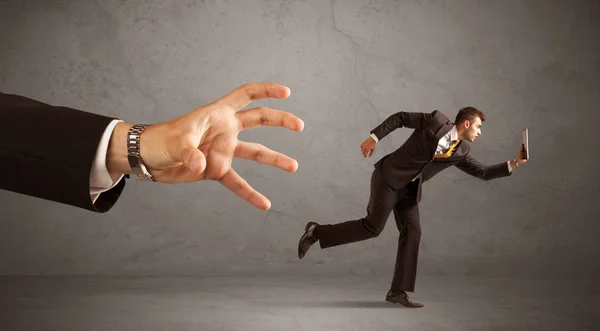 Geschäftsmann läuft aus der Hand — Stockfoto