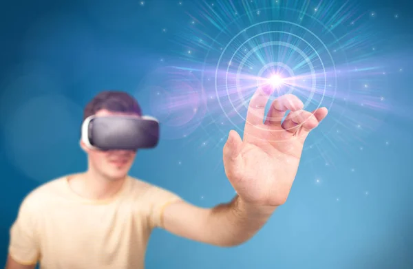 Man wearing virtual reality goggles — Stock Photo, Image