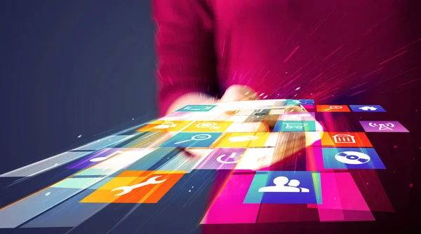 Renkli uygulama simgeleri ile akıllı telefon tutan kadın — Stok fotoğraf