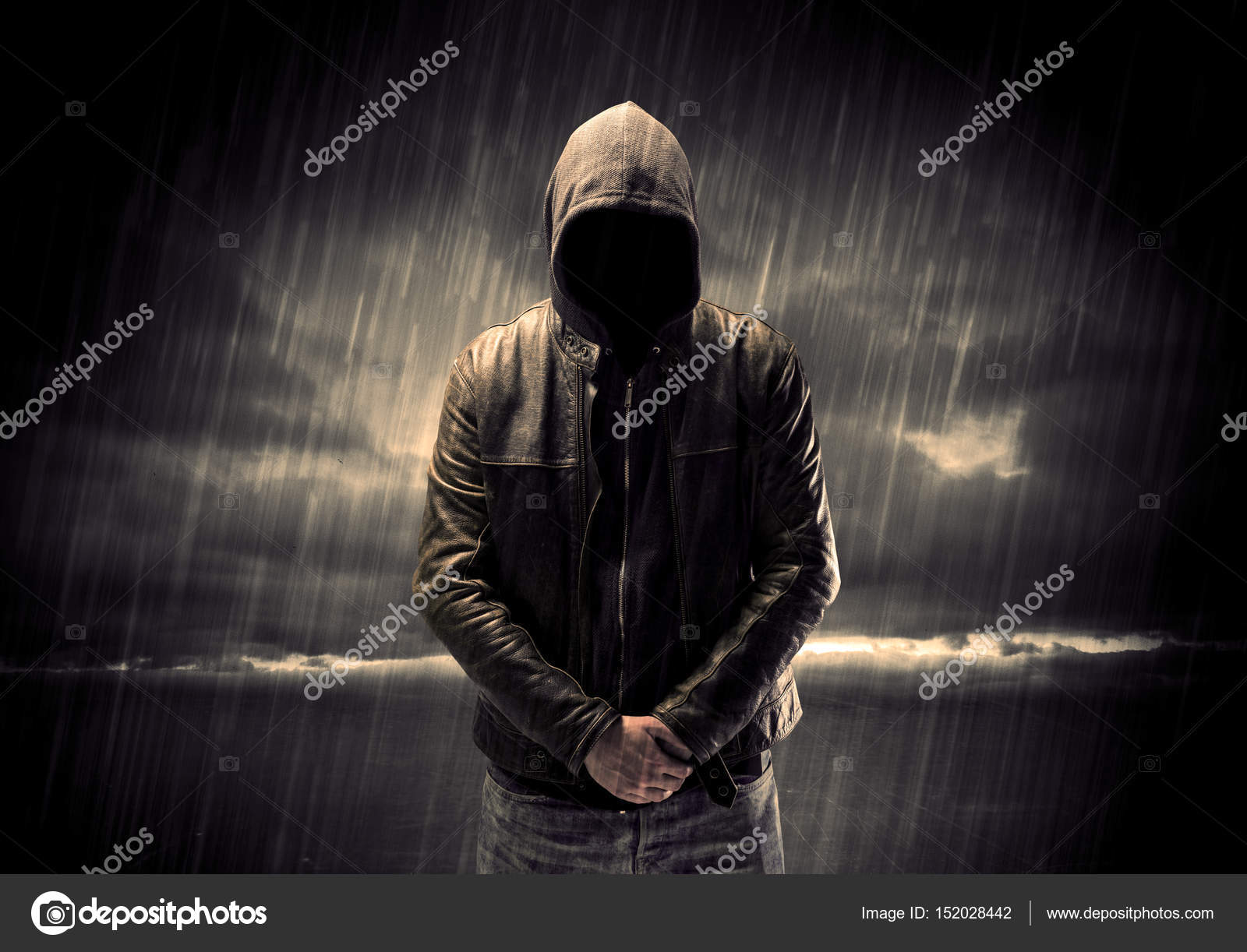 человек в капюшоне. неоновое улыбающееся лицо. анонимная ночь. человек в маске. анонимная ночь.