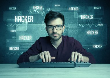 Klavye ve gözlüklü bir bilgisayar korsanı.