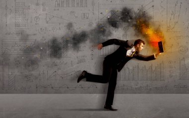 Yangın dizüstü bilgisayarı olan bir iş adamı