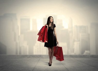 Kırmızı alışveriş çantalı zarif şehir kızı.