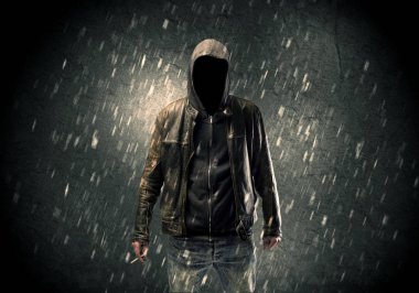 Bilinmeyen şüpheli karanlıkta duruyor.