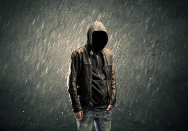 Kapüşonlu hayalet yüzlü adam
