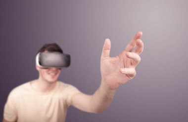 Adam sanal gerçeklik gözlüğü takıyor.