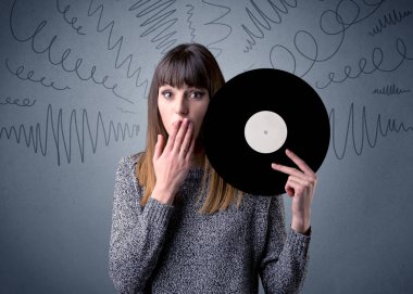 Vinil kaydı tutan kadın