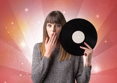 Vinil kaydı tutan kadın