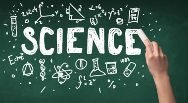 Olgun bilim adamı gemide çizim yapıyor.